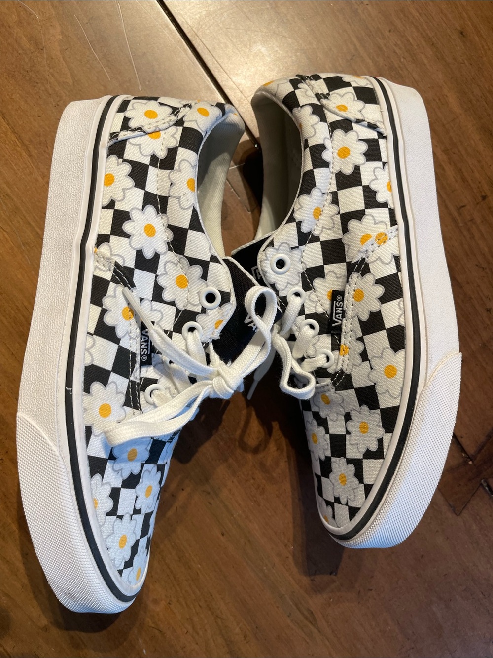 Vans women’s Checkerboard Daisy Sneakers - White, Black, Yellow - Picture 4 of 8